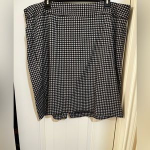 Lane Bryant Houndstooth Pencil Skirt with Back Zipper and Slit; Size 22